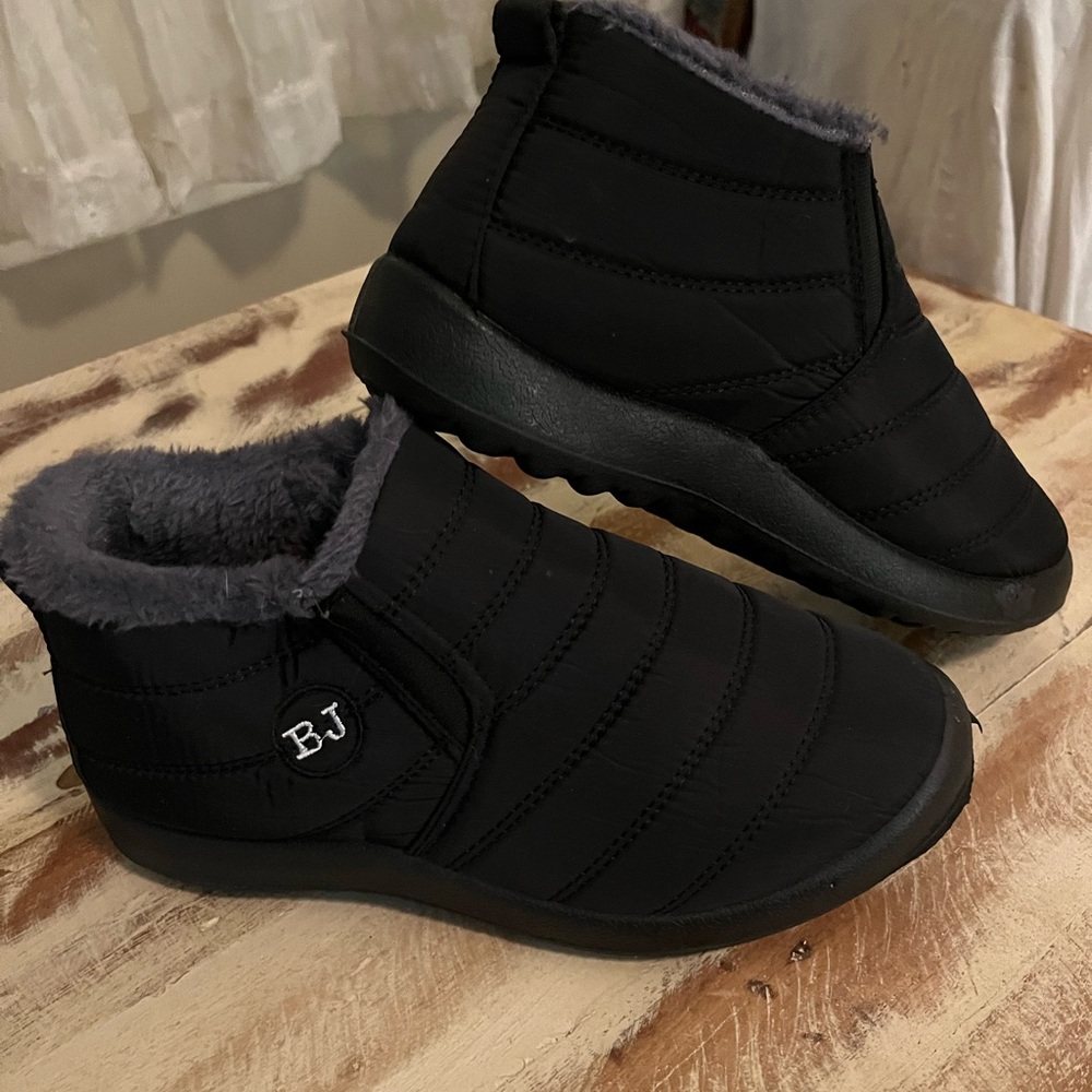 Black Quilted Ankle Boots with Fur Lining